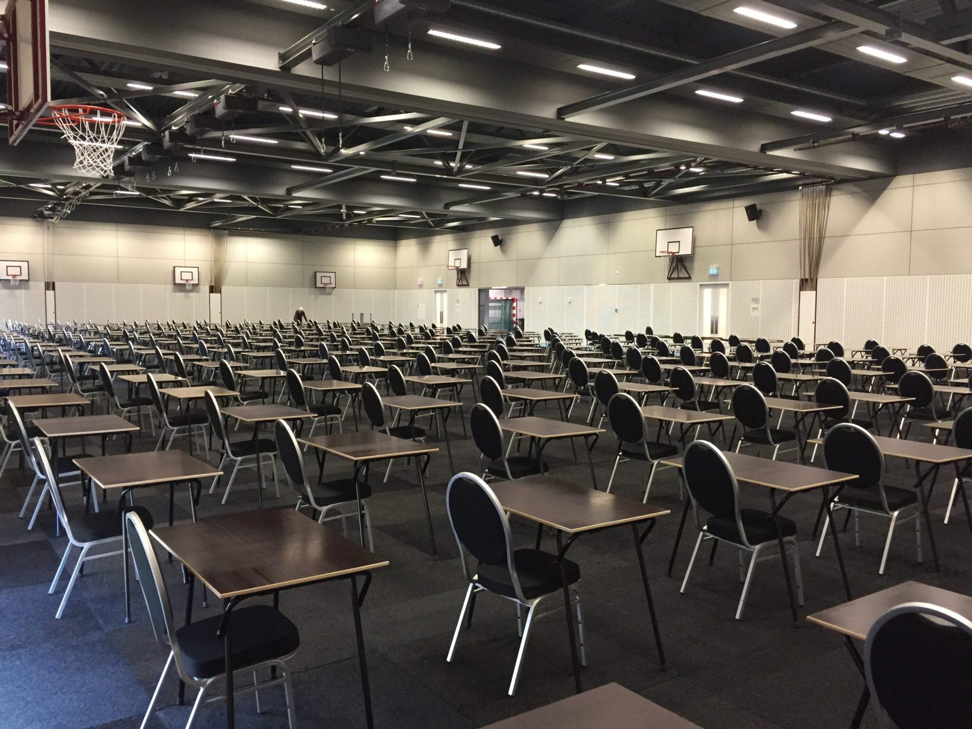 examen tafels en stoelen en vloertegels vloerbedekking huren verhuur