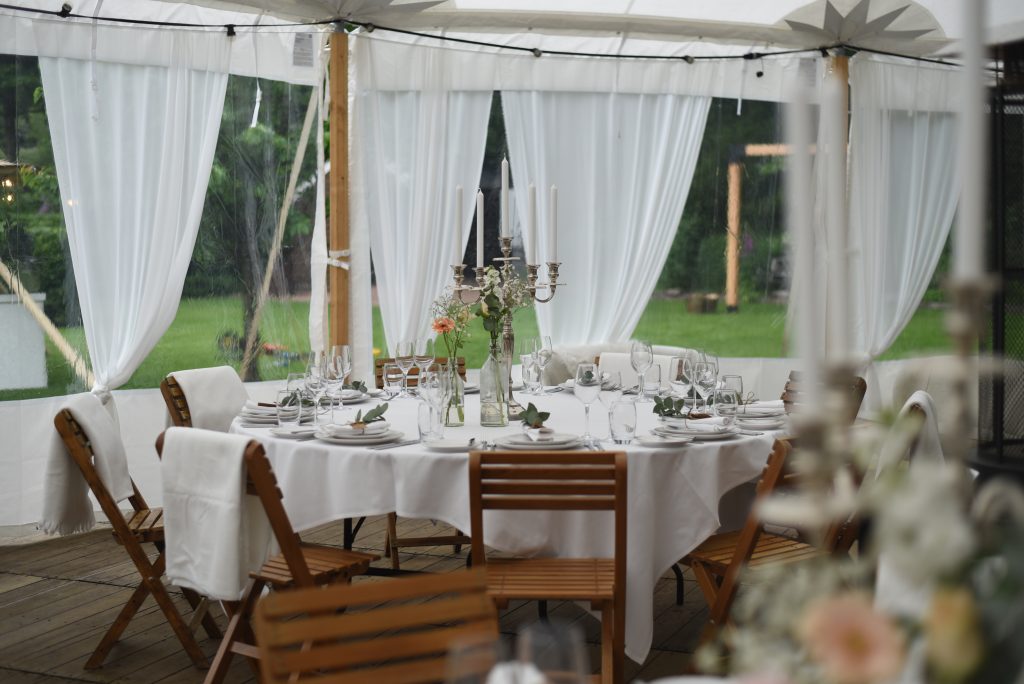 welk meubilair voor een diner huren verhuurmateriaal te huur