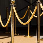 gouden paaltjes met gouden koorden en gouden loper voor een luxe entree huren inspiratie te huur